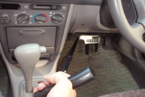 簡易補助ブレーキの装着例（ブレーキペダルにベルト固定）