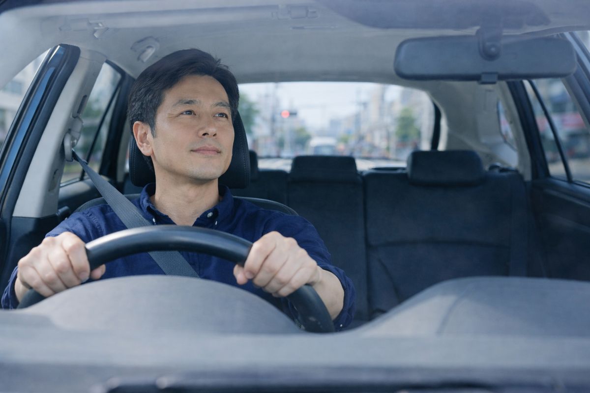 標識や車線情報が多い交差点手前で判断が追いつかず不安になりやすい状況を理解する